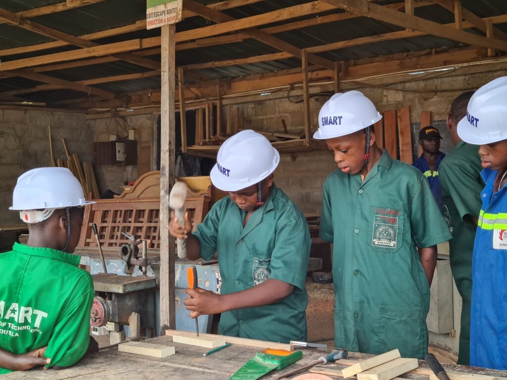 Carpentry and Joinery (CJ): Menuiserie (MENU) / MEB.